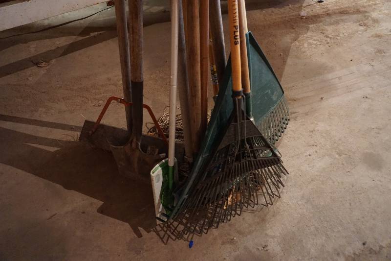 lot 64 image: Lot of Assorted Lawn Rakes