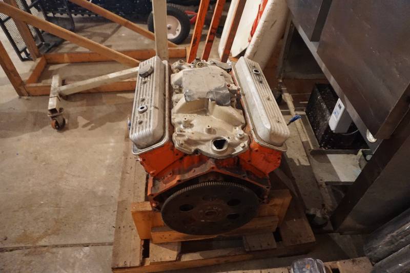 lot 16 image: Mid 70s Model Small Block 350 Cubic Inch Chevrolet Motor