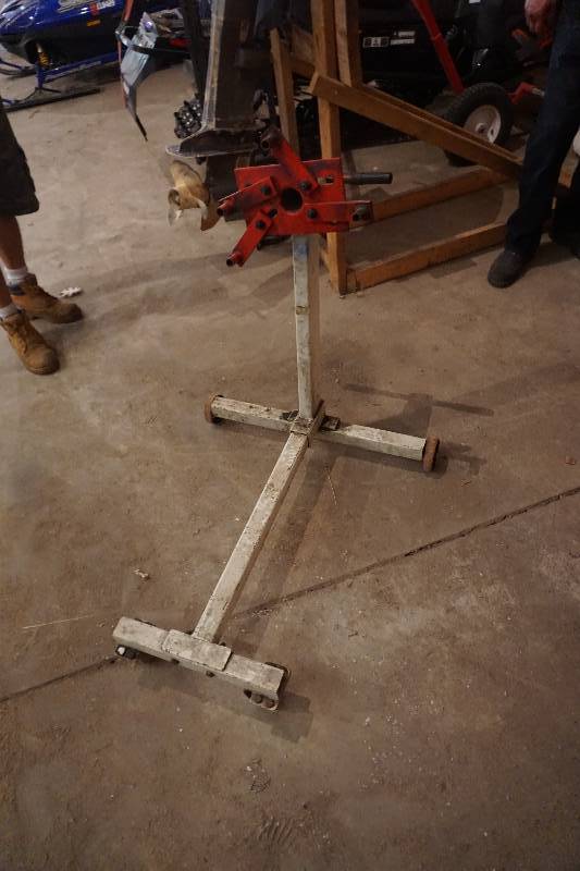 lot 28 image: Larin Model 10001 B Heavy Duty Wheeled Engine Stand
