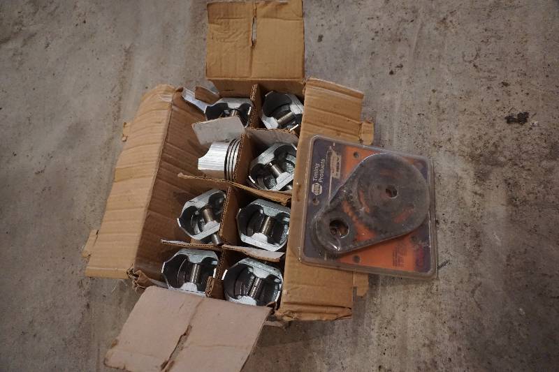 lot 17 image: Set of 8 - Small Block Chevrolet Pistons Fitting 350 Cubic Inch Motor