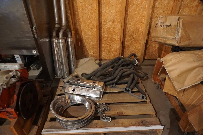 lot 18 image: Lot of Small Block Chevrolet Parts
