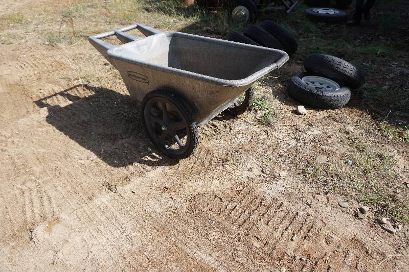 lot 53 image: Rubbermaid Brand Plastic Garden Utility Cart