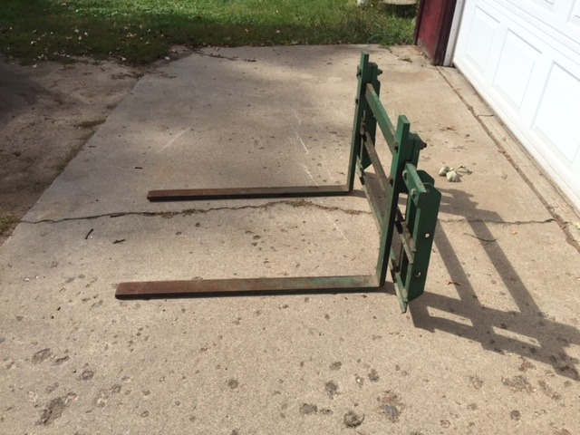 lot 14 image: FMC Bolens 4 Pallet Fork Attachment
