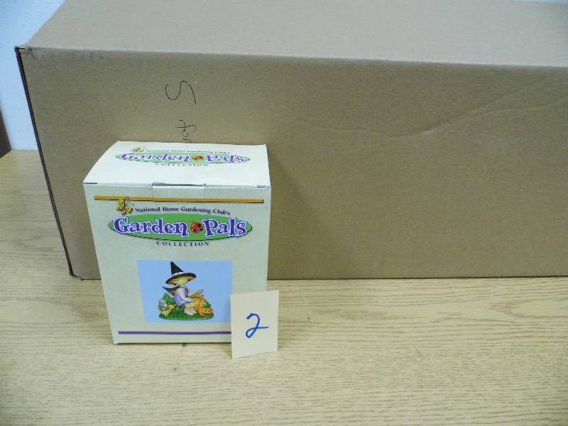 lot 2 image: 24 Garden Pals Figurines