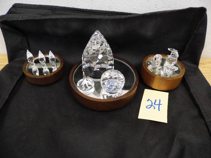 lot 24 image: Crystal Items