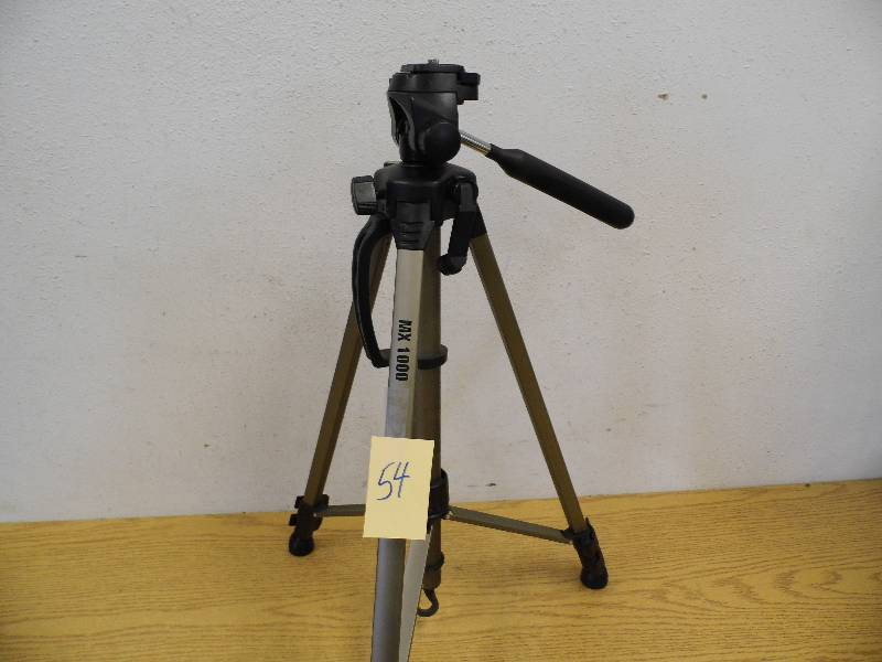 lot 54 image: MX 1000 Tripod