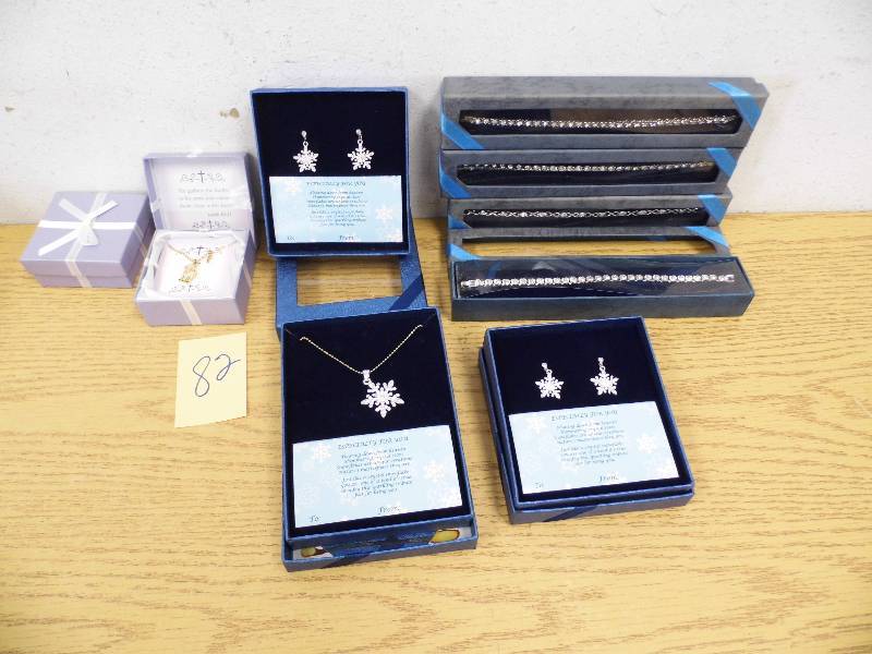 lot 82 image: Misc Jewelry