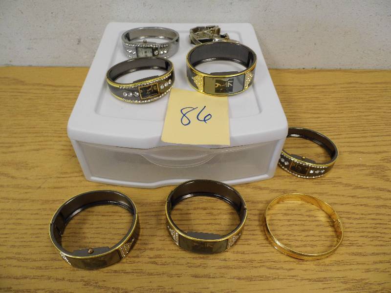 lot 86 image: Organizer with Jewelry