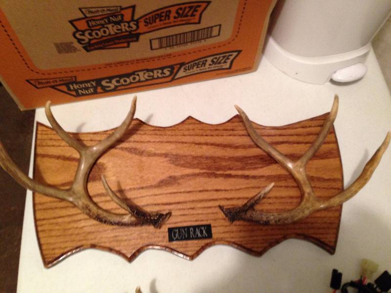 lot 4 image: Large Antler Gun Rack