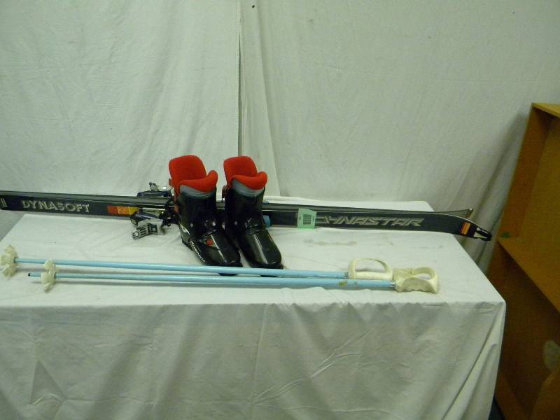 lot 332 image: Skiing Lot