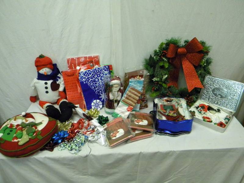 lot 335 image: Holiday Decor and Gift Wrap Lot