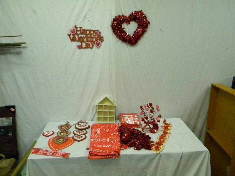 lot 336 image: Valentines Decor Lot