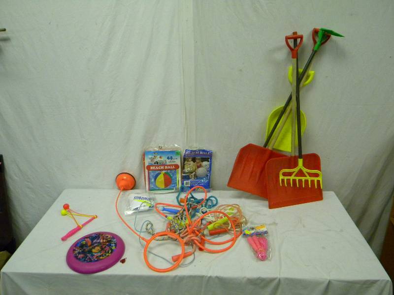 lot 337 image: Kids Beach and Outdoor Toy Lot