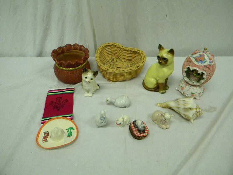 lot 339 image: Feline Figurine Lot