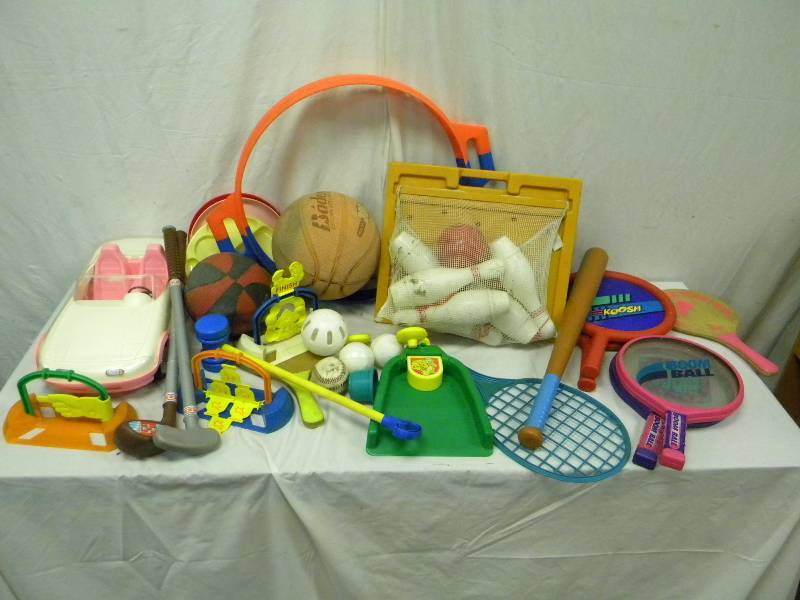 lot 352 image: Vintage Toy Lot