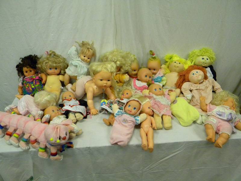 lot 358 image: Vintage Doll Lot