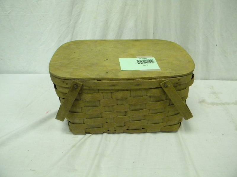 lot 367 image: Vintage Picnic Basket