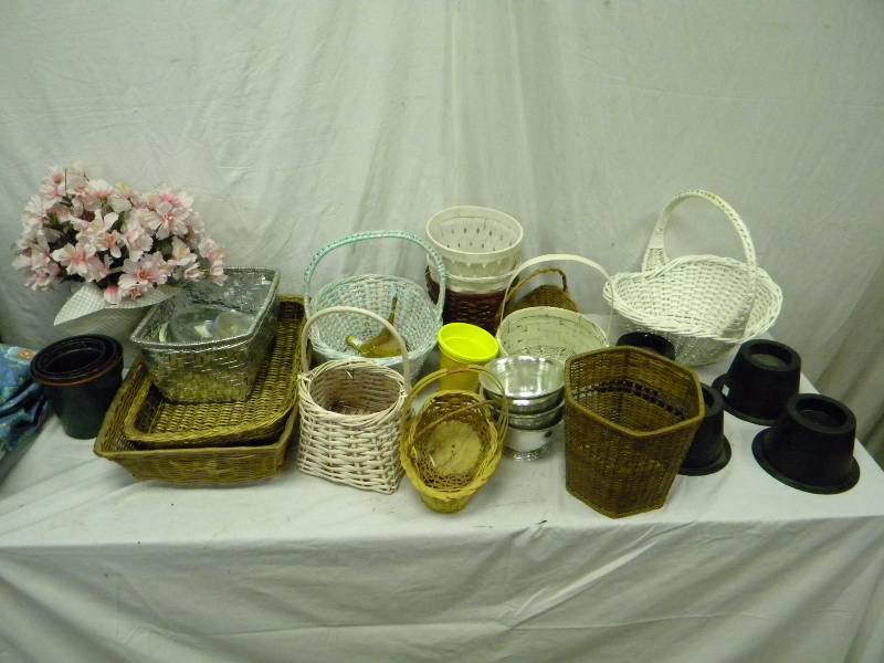 lot 399 image: Basket Lot