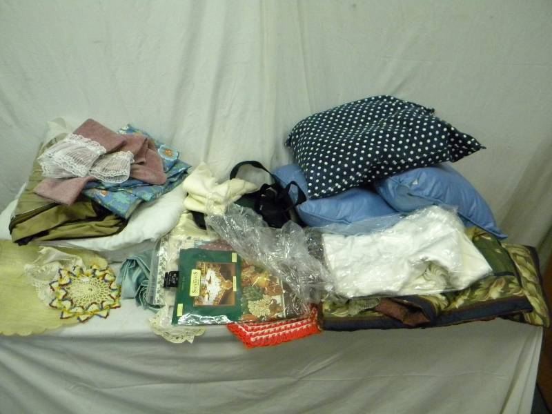 lot 400 image: Lot of Linens