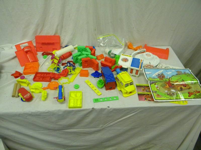 lot 401 image: Vintage Play Doh Set