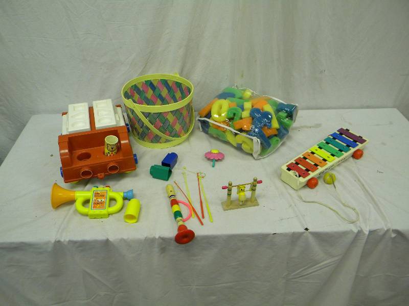lot 405 image: Vintage Toy Lot