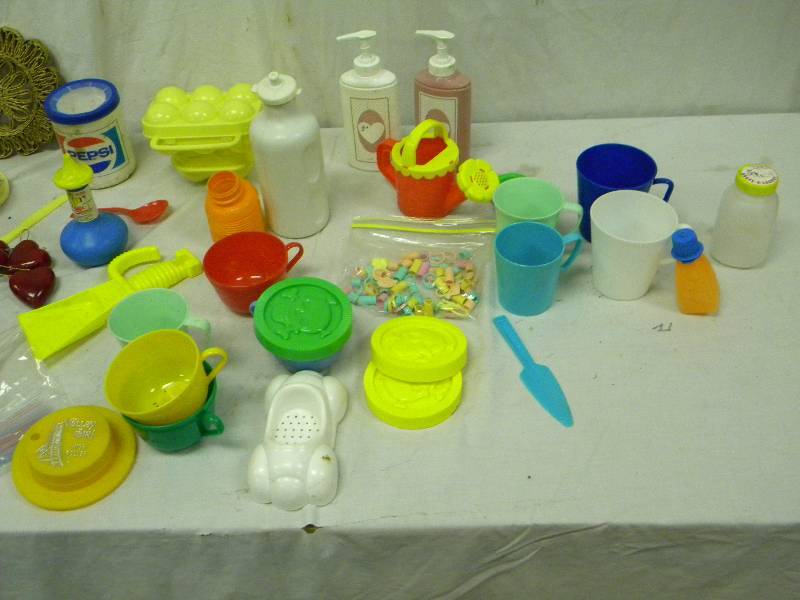 lot 409 image: Vintage kitchenware