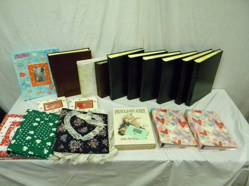 lot 424 image: Photo Albums Lot
