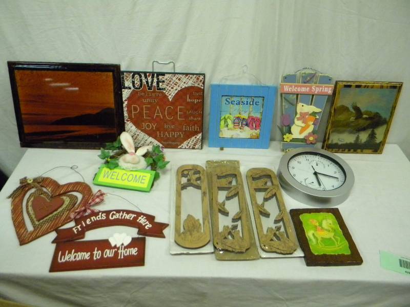 lot 429 image: Wall Decor Lot
