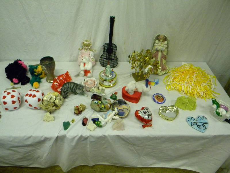 lot 445 image: Lot of Misc Decor