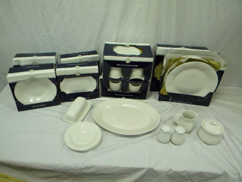 lot 446 image: Gibson Dinnerware