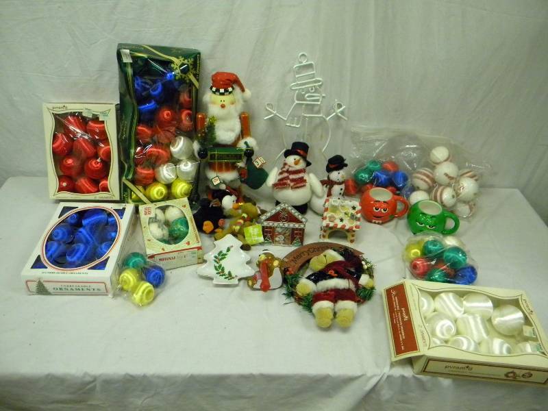 lot 452 image: Holiday Decor Lot