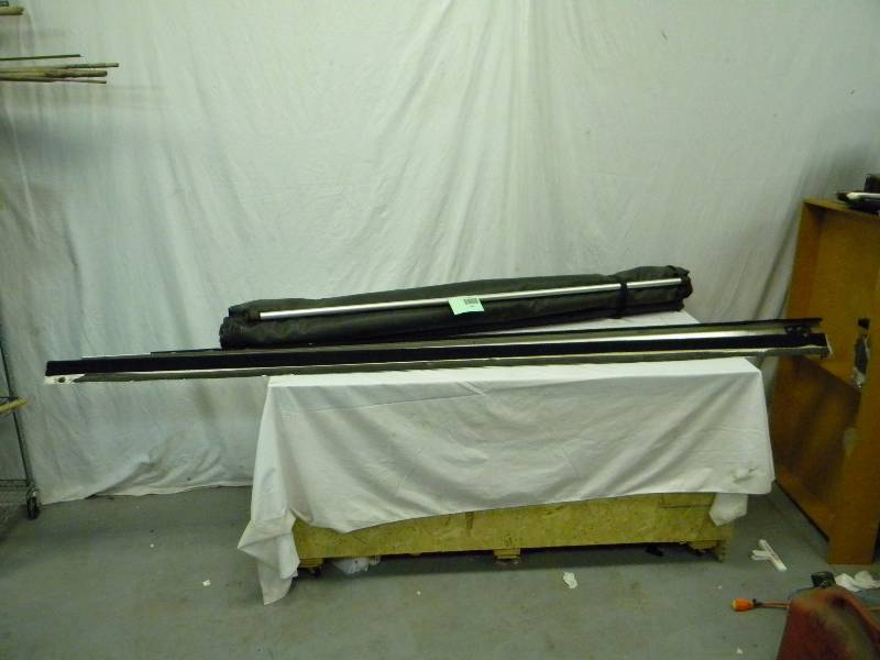 lot 463 image: Truck Bed Cover