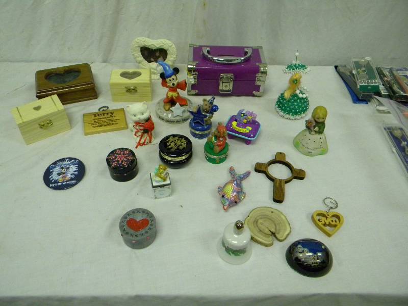 lot 472 image: Jewelry and Trinket Boxes