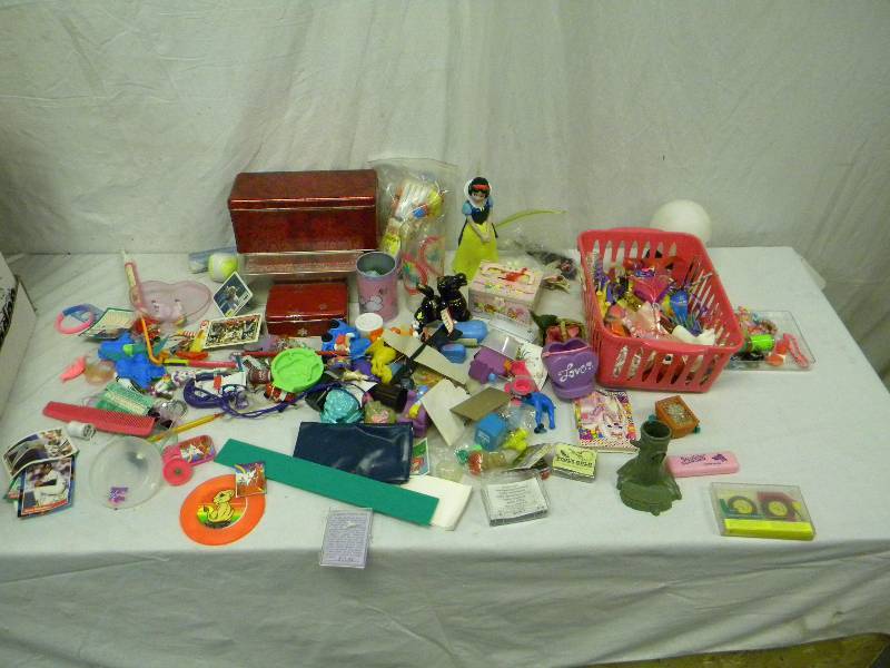 lot 478 image: Lot of Misc Toys and Collectibles