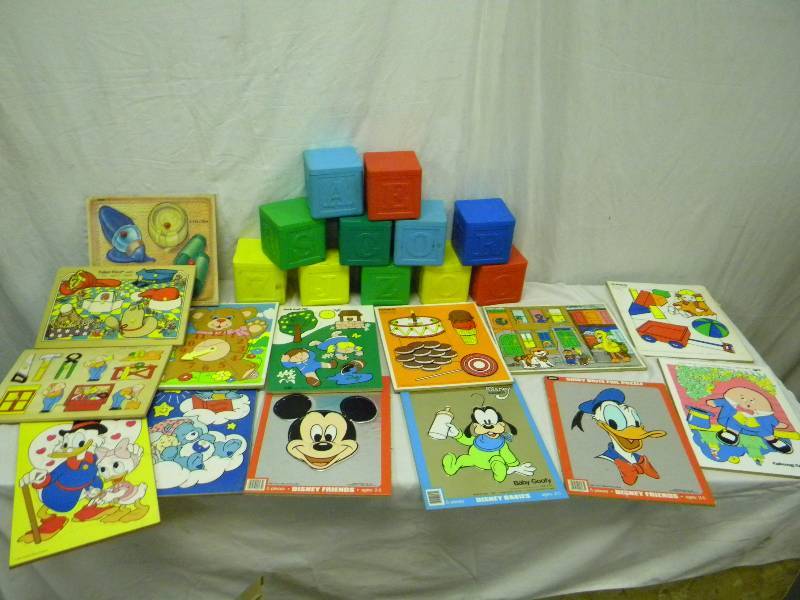 lot 484 image: Vintage Blocks and Puzzles