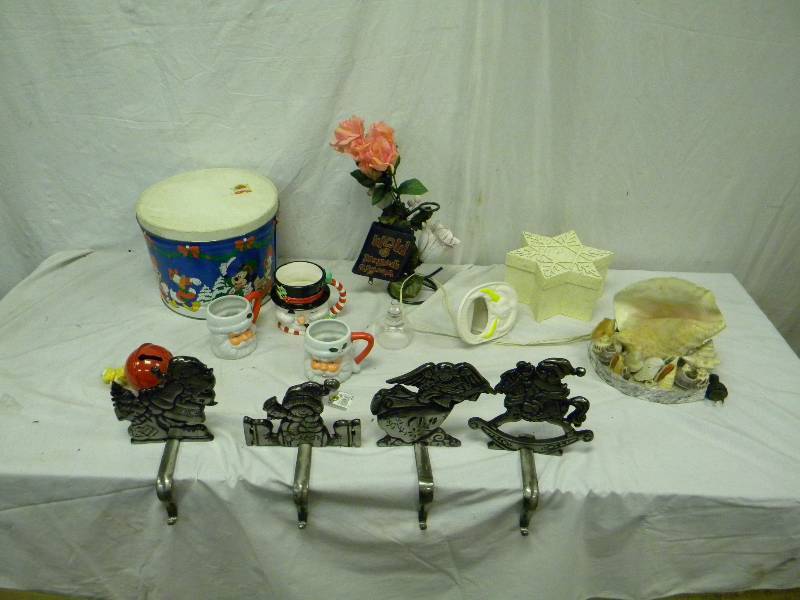 lot 486 image: Holiday Lot