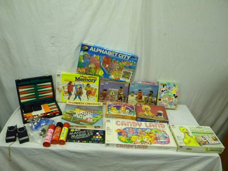 lot 487 image: Vintage Game Lot