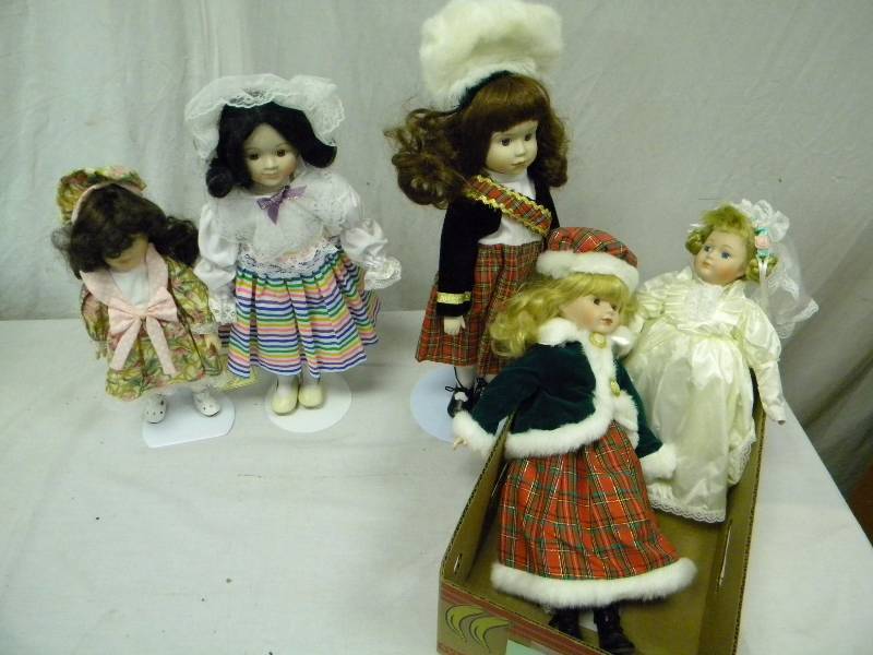 lot 270 image: Vintage Doll Lot