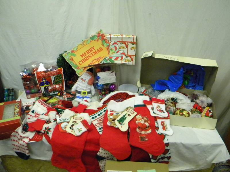 lot 312 image: Christmas Lot