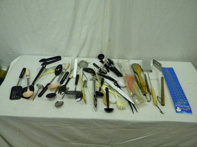 lot 315 image: Utensil Lot