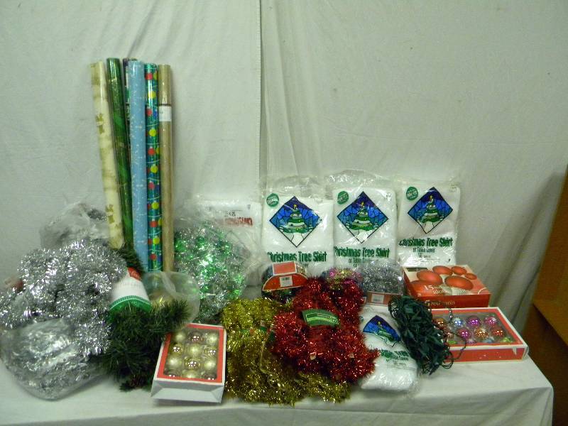 lot 322 image: Holiday Decor Lot