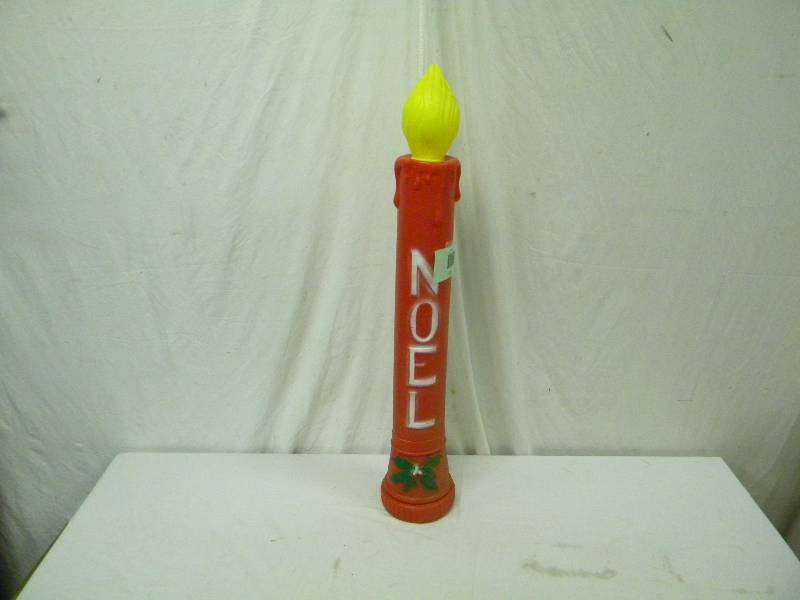 lot 325 image: Holiday Decor Candle