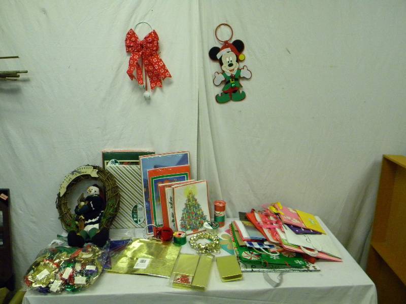lot 326 image: Holiday Gift Wrap and Decor Lot
