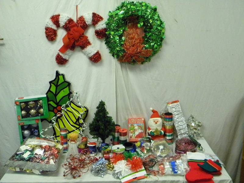 lot 327 image: Holiday Decor Lot