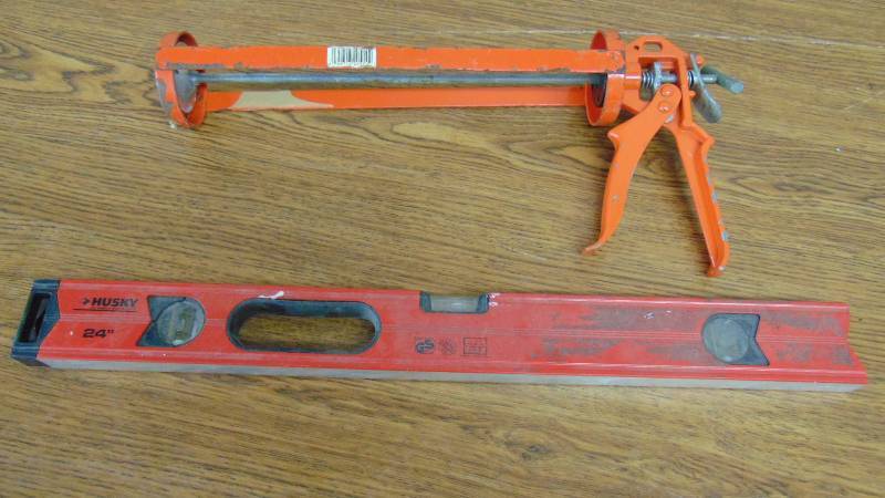 Caulking gun & Level