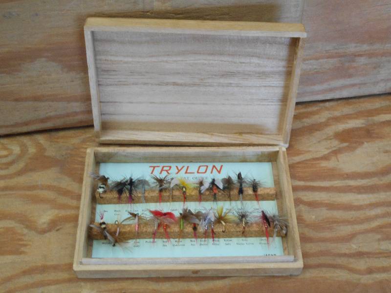 lot 43 image: Antique Trylon Fly Hook Assortment ...