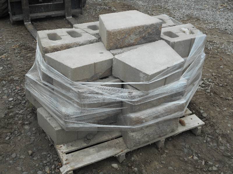 Pallet Of Rough-Faced Retaining Wal...
