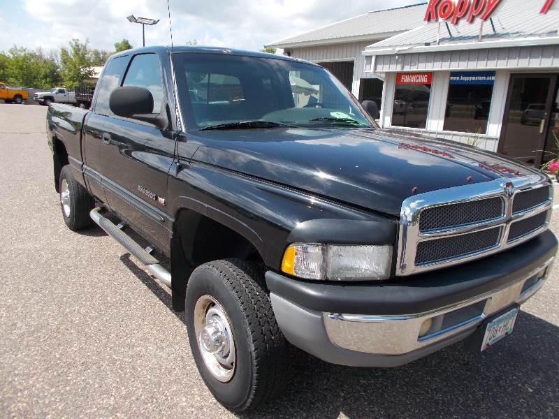 lot 3 image: 2000 Dodge Ram 2500 Ext Cab