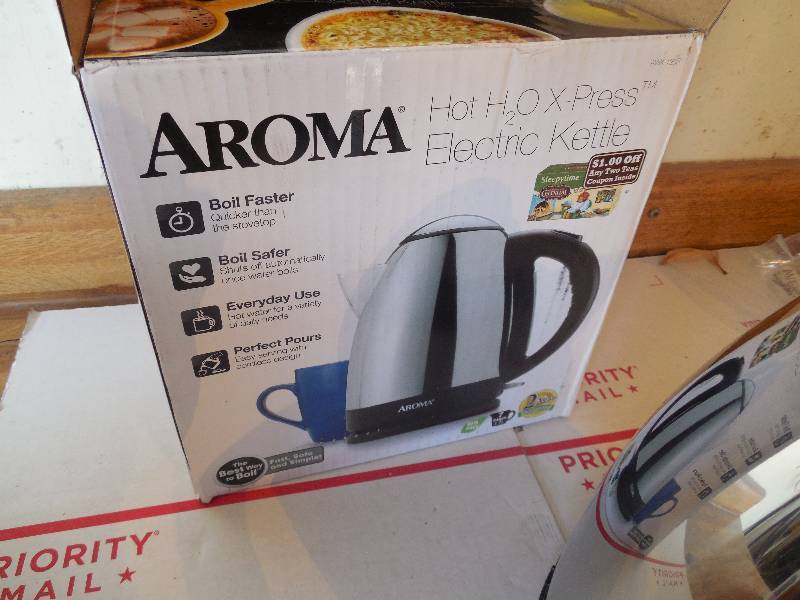 lot 7 image: Aroma Hot H20 X-Press 7-Cup Electric Water Kettle