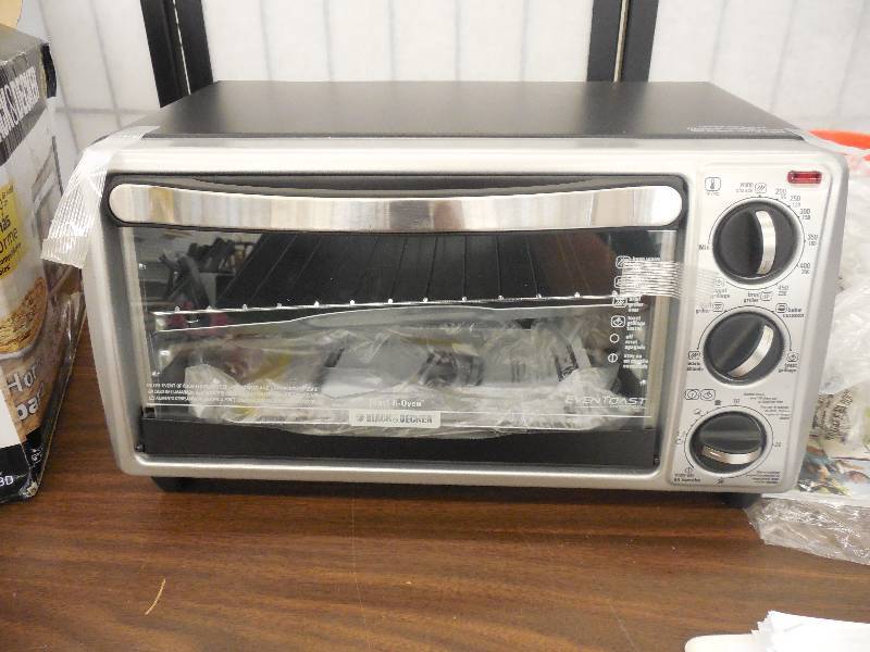 lot 39 image: Black & Decker Black Toaster Oven - 4 Slice